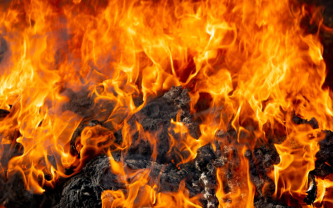 Auto incendiate, il sindaco: «Attendiamo le indagini»