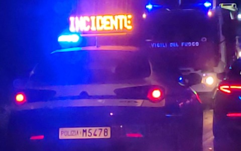 Pedoni con smartphone, proposta una multa da 75 euro